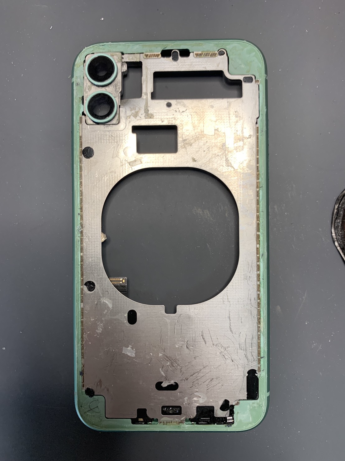 iPhone11背面ガラス割れ修理作業の写真